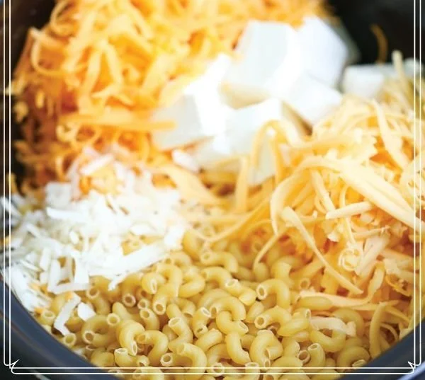 Delicious bowl of the best Mac and Cheese topped with breadcrumbs and herbs