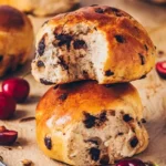 Einfache vegane Schokobrötchen frisch aus dem Ofen