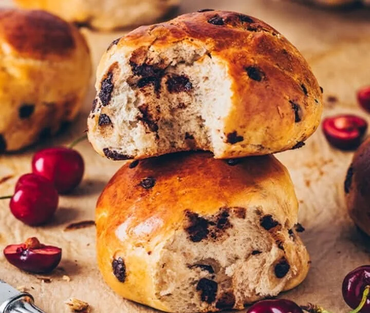 Einfache vegane Schokobrötchen frisch aus dem Ofen