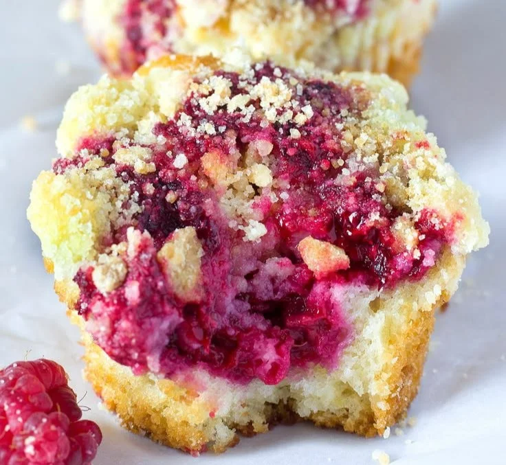 Delicious raspberry streusel muffins with a crumbly topping and fresh raspberries
