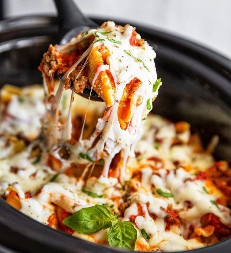 Delicious easy slow cooker stuffed shells with cheese and marinara sauce