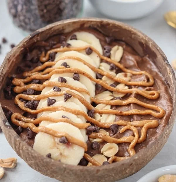 Delicious Snickers smoothie bowl topped with chocolate and nuts